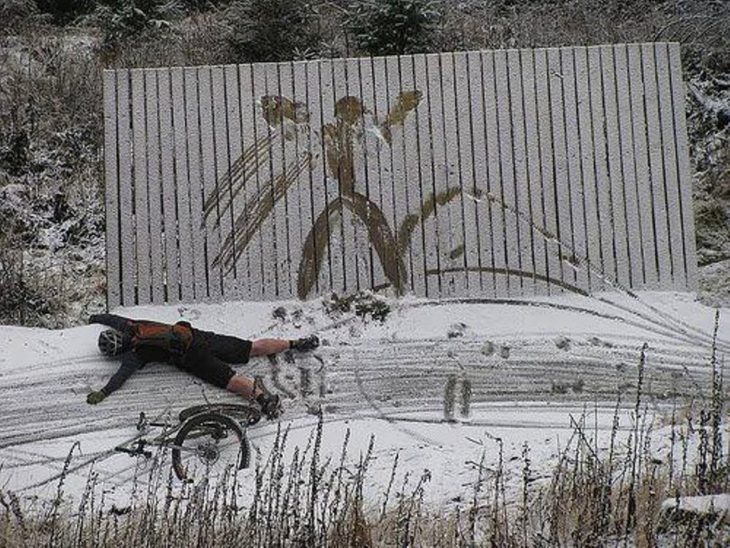 ciclista cae en la nieve