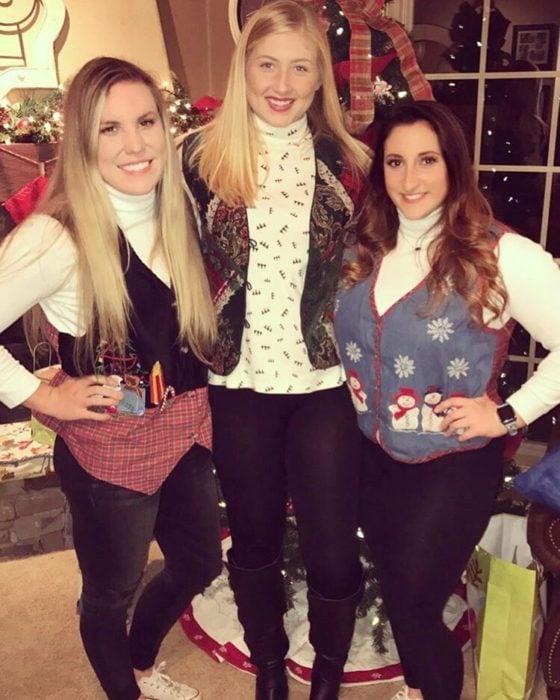 tres mujeres con suéteres de navidad