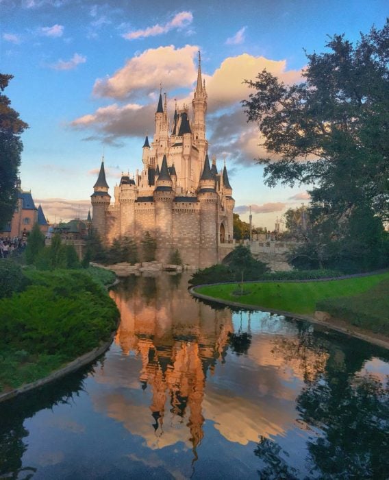 reflejo en agua de un castillo