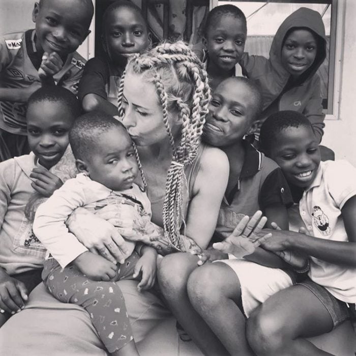 mujer danesa con niños africanos
