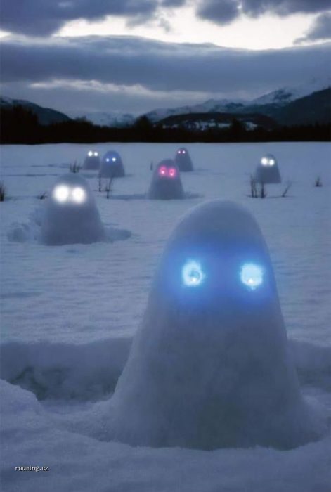 fantasmas de nieve con ojos brillantes