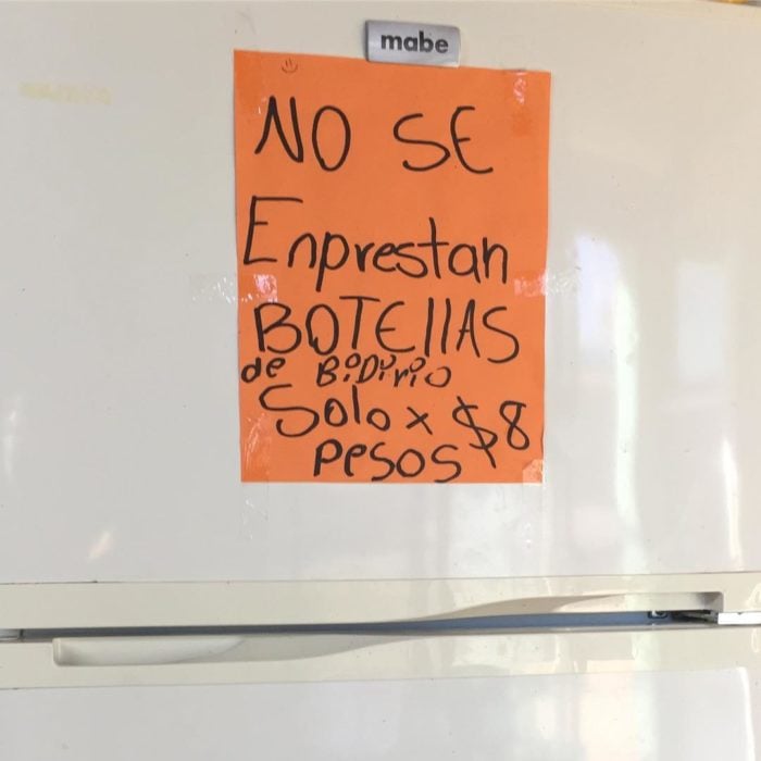 cartel con faltas ortográficas dice no se enprestan