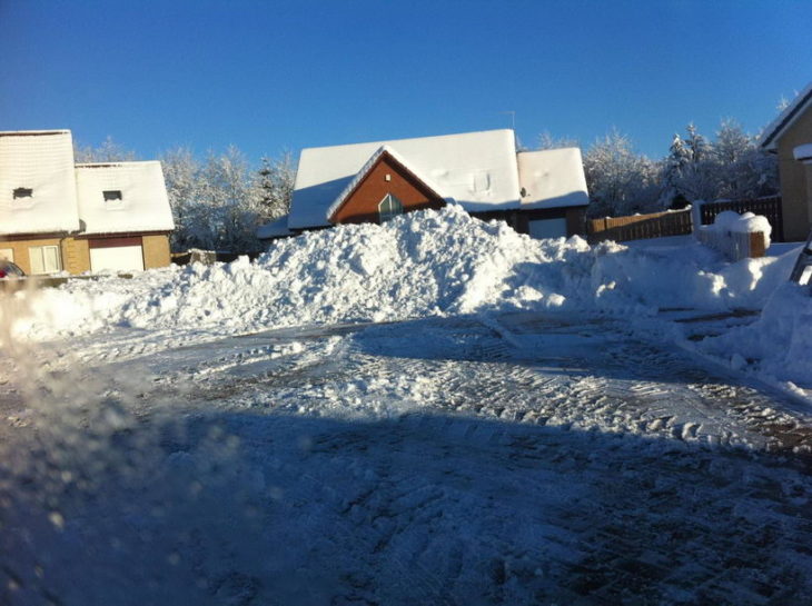 casa con entrada tapada por nieve