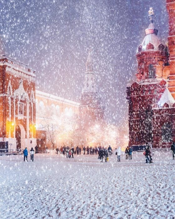 ciudad rusa mientras nieva