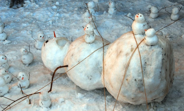 muñeco de nieve tirado con pequeños muñequitos de nieve sobre él