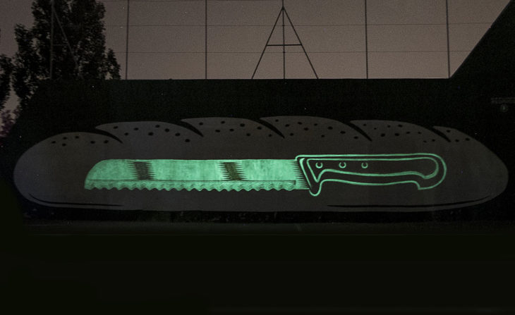 mural fluorescente de cuchillo