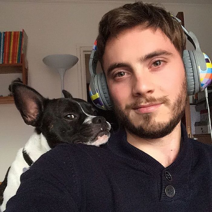 chico con audífonos al lado de un perro