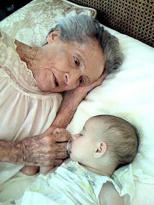 abuela viendo a su nieto