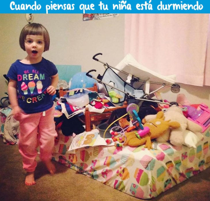 niña en su cuarto desordenado