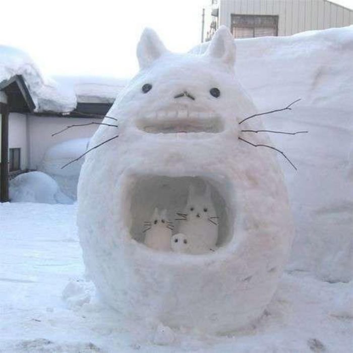 totoro hecho de nieve