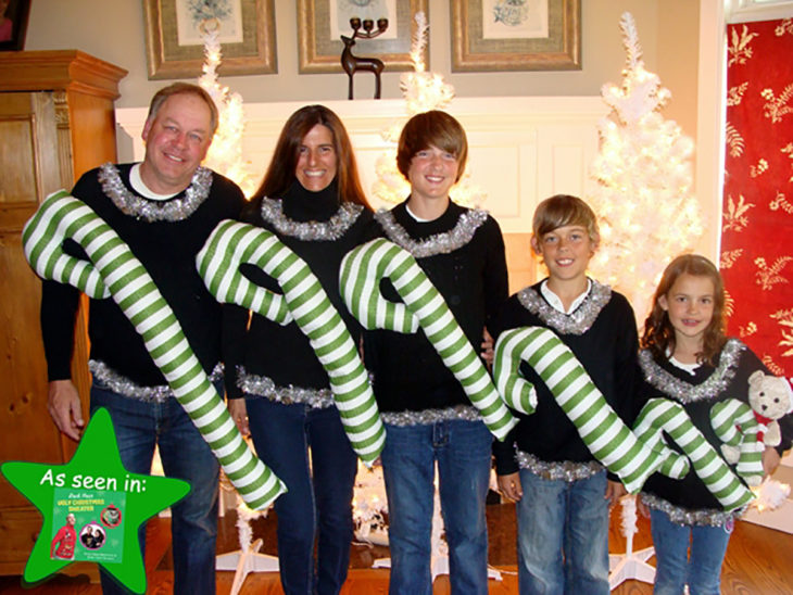 familia con suéteres de caramelo