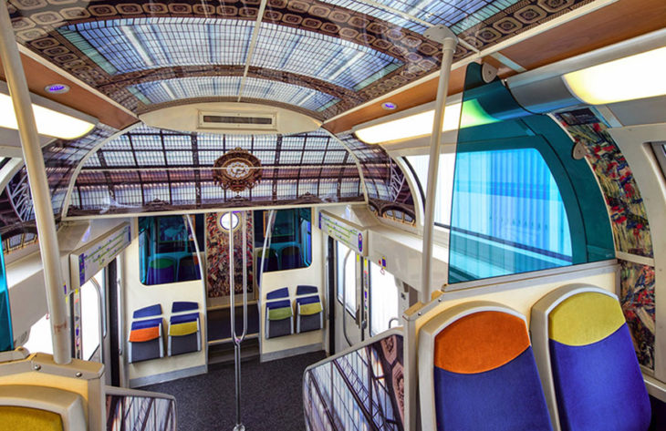 interior de tren decorado con obras de arte