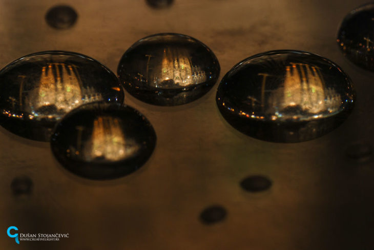 foto de sagrada familia barcelona tomada en gotas de agua