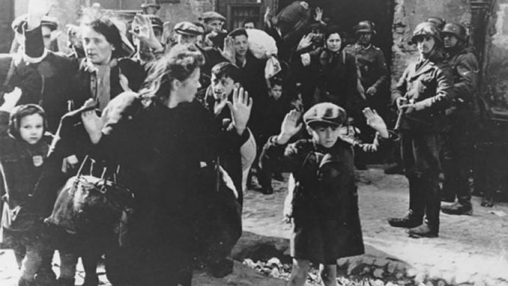 mujeres y niños asustados en la ocupación nazi