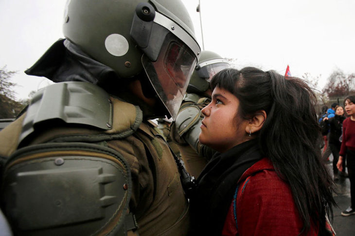 manifestante confronta a policía