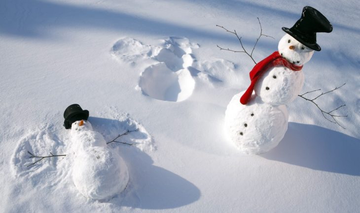 muñeco de nieve haciendo un ángel de nieve