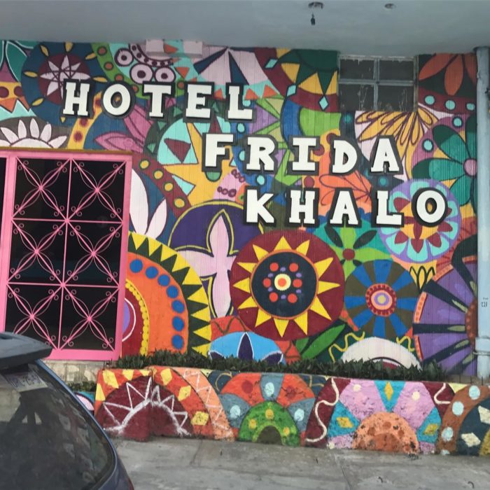 cartel con faltas ortográficas dice hotel frida khalo
