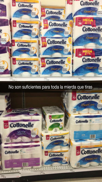 papeles de baño en estante de mercado