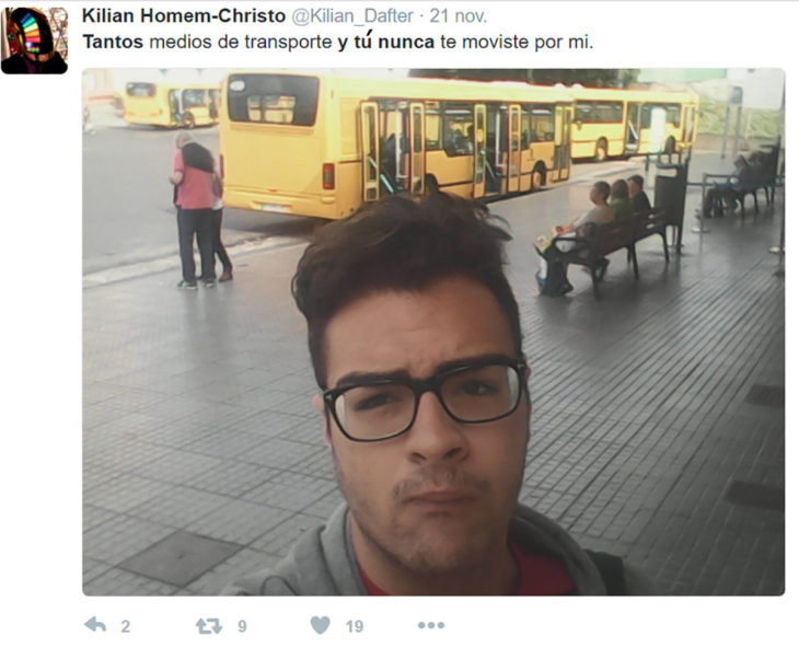 selfie d hombre frente a un autobpus