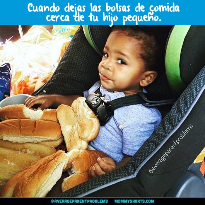 niño comiendo panes en el asiento de un carro