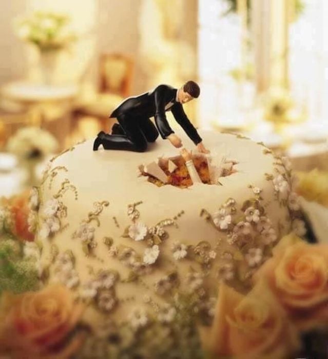 pastel de boda donde el muñeco de la novia se hunde