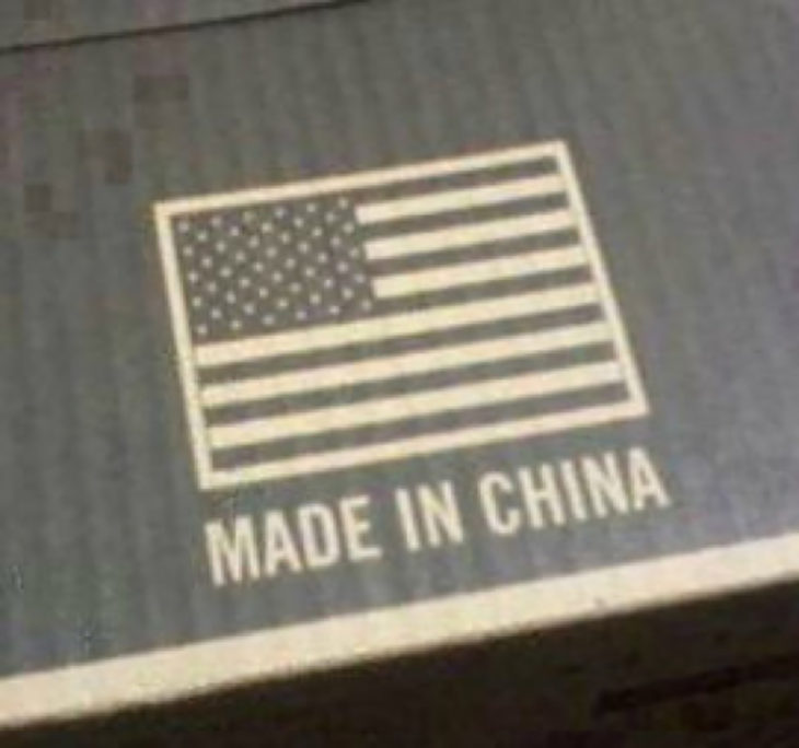 caja con la bandera estadounidense dice hecho en china