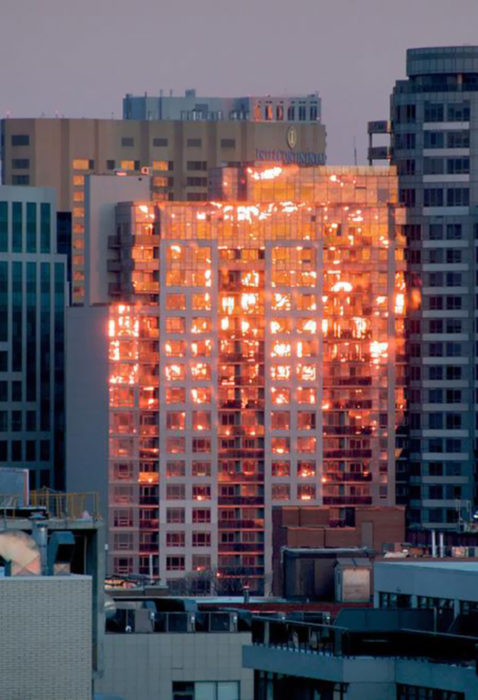 reflejo del ocaso en un edificio