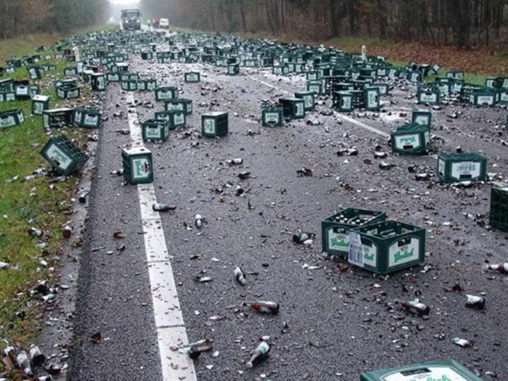 botellas de cerveza tiradas en carretera