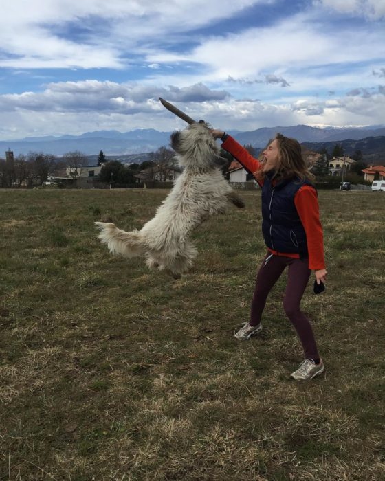 mujer feliz jugando con un perro