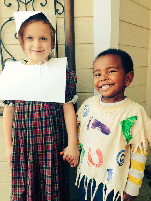 niña y niño disfrazados para halloween 