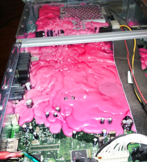cpu abierto con líquido rosa 