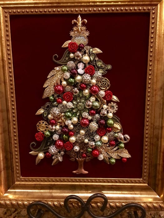 joyería acomodada como árbol de navidad dentro de un marco de foto