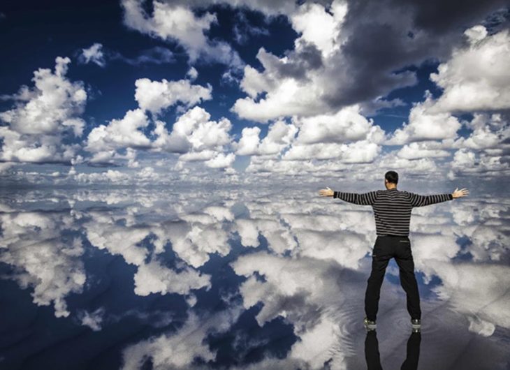 reflejo de las nubes sobre el agua