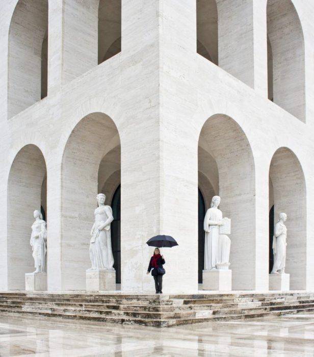 edificio blanco con arcos y estatuas clásicas