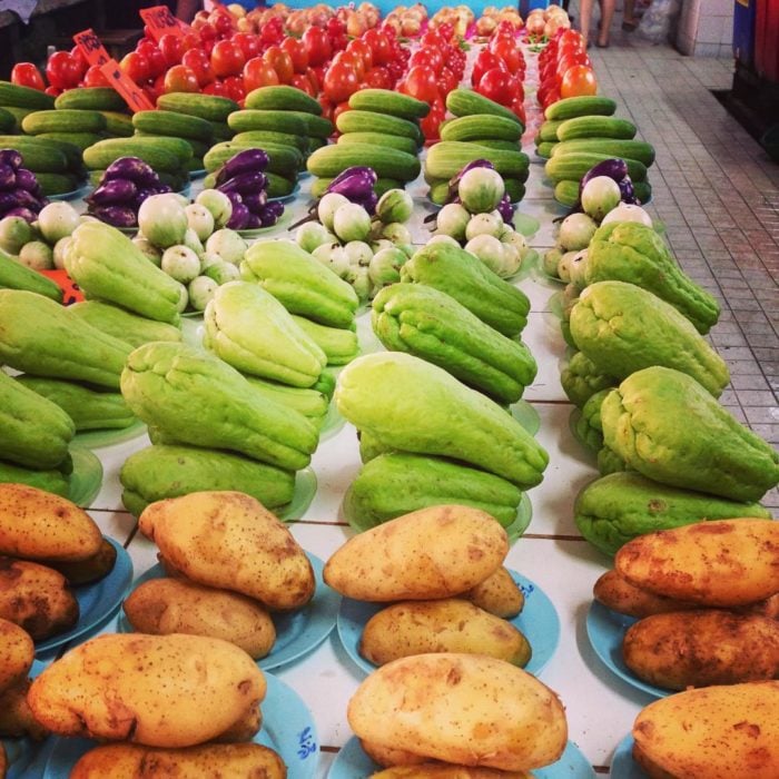 verduras ordenadas en mostrador