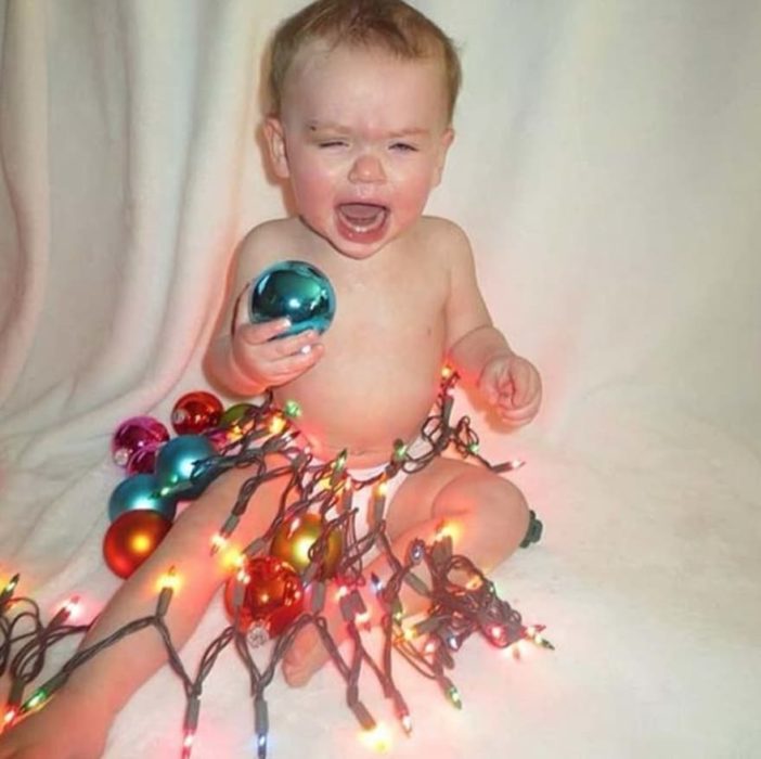 niño llorando con una esfera en la mano