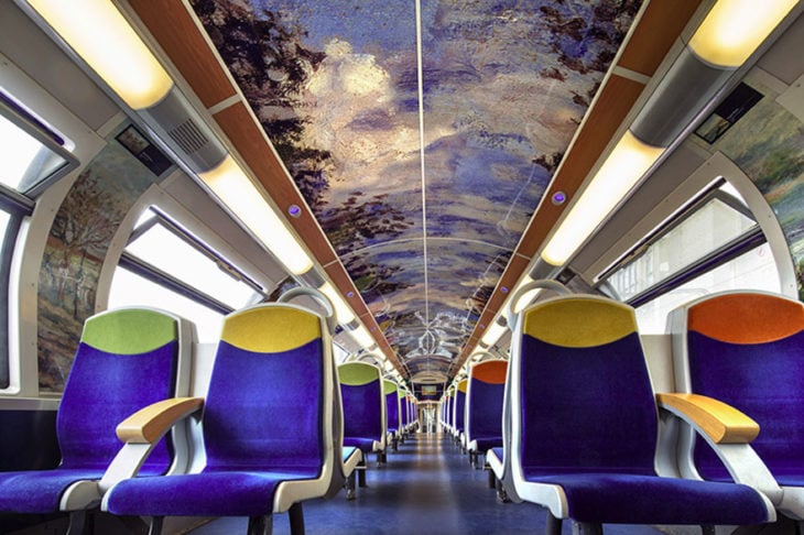 tren con decoraciones artísticas en su interior