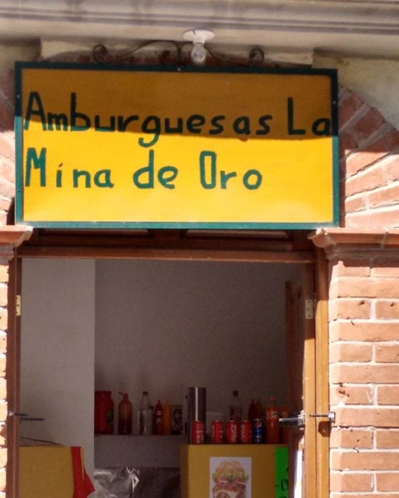 cartel con faltas ortográficas dice amburguesas