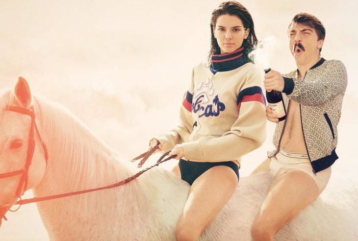 hombre se edita al lado de kendall jenner montando un caballo