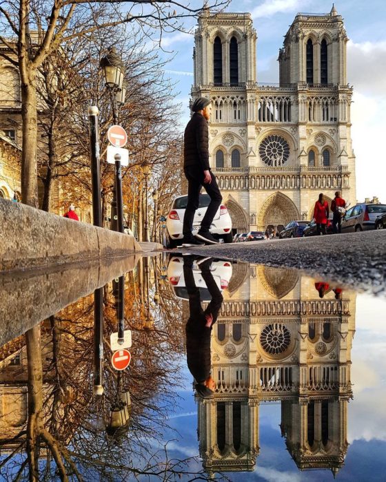 iglesia de notredame y su reflejo en el agua