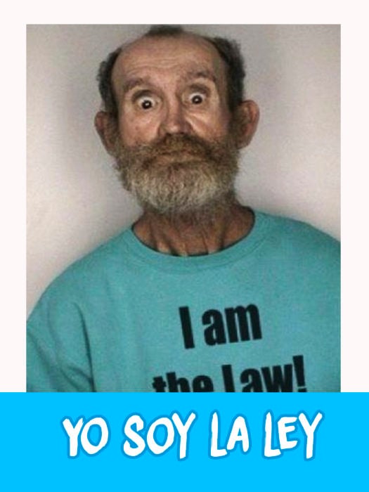 anciano con una camiseta que dice "yo soy la ley"