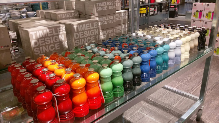 botellas organizadas por color