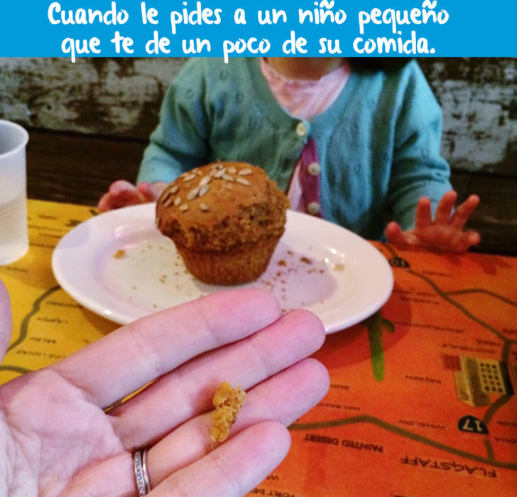 muffin y mano enfrente con un pedasito de muffin 