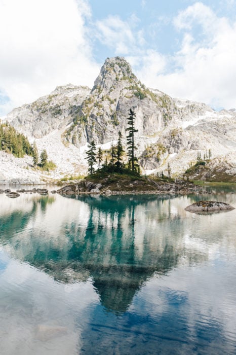 paisaje de montañas reflejado en el agua