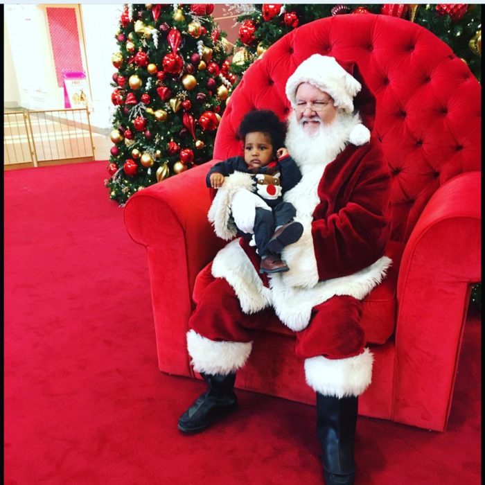 niño en brazos de santa claus