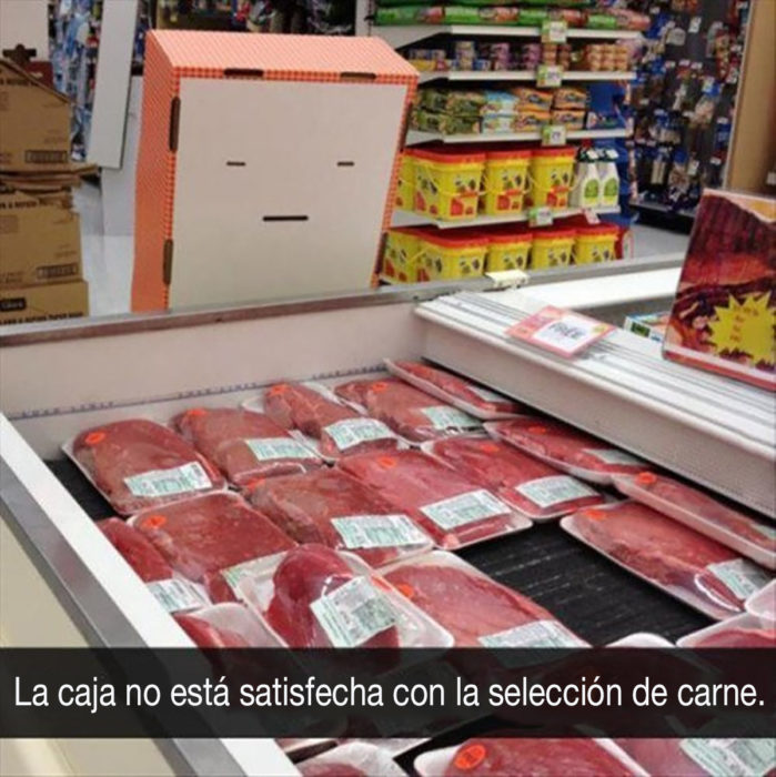 caja antropomórfica al lado de selección de carne en un mercado