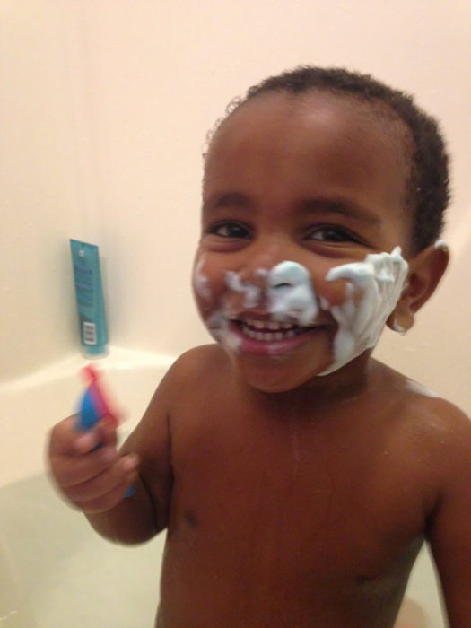 niño africano con espuma en la cara
