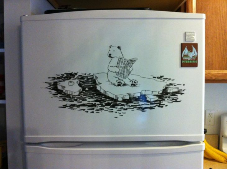 Un dibujo hecho con plumón seco en un refrigerador 