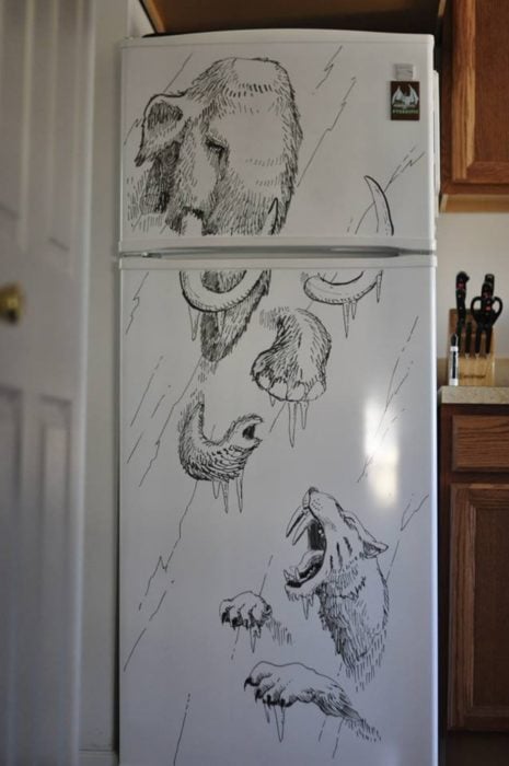 dibujo hecho en la puerta de un refrigerador 