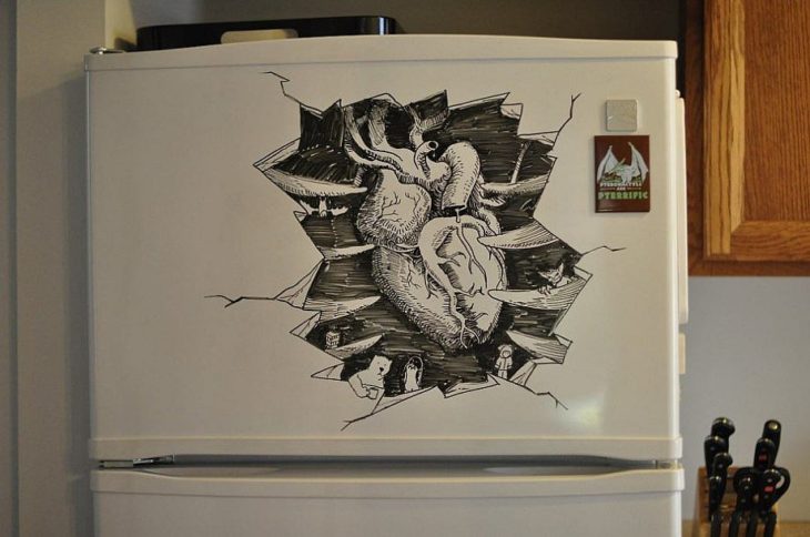 dibujo de un corazón hecho en el refrigerador 